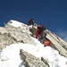 Es geht auch ohne Hochtouren-Ausrüstung - Auf- bzw. Abstiegsrinne, unmittelbar darüber erreicht man schon das Gipfelplateau