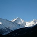 Blick auf den letzte Woche besuchten Hausstock (3158m) an einem eiskalten Morgen oberhalb Elm. Vor einer Woche herrschten fast sommerliche Verhältnisse, jetzt hat es Schnee bis fast in die Talsohle.