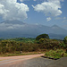 Mount Meru noch in Wolken, und trotzdem Respekt einflößend. Rechts davon der Little Meru. In der Senke dazwischen liegt die Saddle Hut