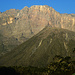 Mount Meru Gipfelregion. Im Vorgergrund der etwa 3700 Meter hohe Ashcone. Ein innerer Eruptionskrater, der um 1880 entstand.