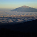 Glasklare Sicht bei Sonnenaufgang auf den Mount Meru. Und bitterkalt!