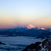 Ostflanke des Mont Blanc bei aufgehender Sonne. Die Entfernung beträgt ca. 80km. Fotografiert beim Aufstieg zum Liskamm-Westgipfel unterhalb des Felikjochs. 