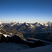 Blick über die nordwestlichen Walliser Alpen. Von links nach rechts: Matterhorn, Dent Blanche, Obergabelhorn, Zinalrothorn und Weisshorn.
