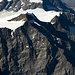 Der höchste Punkte des Weissgrates zwischen Strahlhorn und Nordend wird markiert von der Cima di Jazzi (3803m). Nach Südwesten fällt die Monte Rosa-Ostwand an dieser Stelle 2000m tief zum Belvedere-Gletscher ab. Fotografiert von der Punta Gnifetti (4554m). 