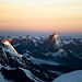Die aufgehende Sonne beleuchtet den oberen Teil der Matterhorn-Westflanke.