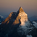 Matterhorn-Westflanke im Morgenlicht, fotografiert mit Teleobjektiv.