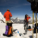 Andreas und Fritz bei einer kurzen Rast auf dem oberen Grenzgletscher. In der Bildmitte das Matterhorn, links die Liskamm-Norwand. 