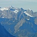 Zoom ins Wettersteingebirge; links der breite Schneefernerkopf, dann markant die Zugspitze und etwas rechts der Bildmitte die Alpspitze.