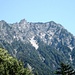 Diagonal durch die Felswand der Alpspitz führt der Fürstensteig