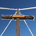 Pramenáč - Die Aufschrift auf dem Kreuz zeigt, dass wir richtig sind. Die angegebene Höhe von 911 m scheint wahrscheinlich schon die Schneeauflage zu berücksichtigen ;-). Unsere Karten und weitere Quellen (u. a. Wikipedia) geben lediglich 909 m an.