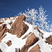 Pramenáč - Hier an der Felsformation unweit des Gipfels. Roter Fels, weißer Schnee, blauer Himmel, schön.