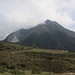 Während der Fahrt hinauf nach Mirador am Kraterrand des Pululahua hat man eine schöne Sicht auf den höchsten Gipfel des Kraterrandes, dem 3356m hohen Cerro Sincholagua.