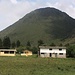 Der üppig überwachsene Vulkankegel Cerro Pondoña (2989m) gilt immer noch als schlafender Vulkan der jederzeit wieder aktiv werden könnte. Davor ist die Schule vom Kraterbecken des Pululahua. In der nähe der Schule zweigt der Weg zum Cerro el Chivo (2785m) ab.