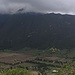 Aussicht vom Cerro el Chivo (2785m) ins Kraterbecken vom Pululahua (2505m) und dem höchsten Kraterrandgipfel Cerro Sincholagua (3356m) der allerdings in den Wolken steckt.