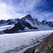 Blick von der Finsteraarhornhütte über den oberen Teil des Fiescher Gletschers. In der Bildmitte das Großgrünhorn (4043m).