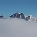 Tannheimer Giganten überm Nebelmeer, dahinter die Zugspitze