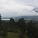 Der Lago San Pablo (2660m) vor dem wolkenverhangenen Imbabura (4621m) der letztmals vor etwa 7500 Jahren aktiv war.