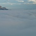 Zoom: Die Benediktenwand entragt dem Nebelmeer wie ein Fels der Brandung. Die Besucher des Hirschhörnlkopfs haben Pech gehabt, es schaut nur ein kleines Stück des Berges heraus (rechts).