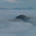 Zoom zum Hirschhörnlkopf: Mittlerweile ist der Gipfel über der Nebeldecke. Man kann dem Nebel dabei zusehen, wie er über den Westkamm (links im Bild) fließt.