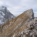 Der Schrofengipfel der Schönangerspitze ist gleich erreicht; dahinter, schon überzuckert, die Zugspitze