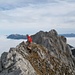 Einfach grandios: Sonnenbaden auf der Schönangerspitze über bayerischem Nebelmeer. Im Hintergrund u.a. der Große Waxenstein (Gipfelkreuz)