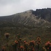 Die Schutzhütte Refugio Guagua Pichincha (4560m) taucht unter dem Vorgipfel des Guagua Pichincha auf.