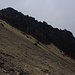 Über diese Sandflanke kann man herrlch nach der Gipfelbesteigung zum Refugio Guagua Pichincha hinuntergleiten. Vulkane sind zwar meistens etwas Mühsam im Aufstieg, dafür ist man danke den lockeren Flanken schnell wieder Unten.