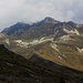 Während des abstieg zeigte sich der Rucu Pichincha (4698m) hinter den Gipfeln El Padre Encantado (4580m) und Cerro Ladrillos (4561m). Alle drei Vulkanberge zusammen gäben sicheer eine schöne, anspruchsvolle Tagesbergtour. 