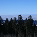Weitblick vom Gäbris: Links Wolkenkugel vom KKW Leibstadt, rechts Feldberg im Schwarzwald (122,5 km)