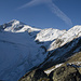 Similaun (3606m) mit dem vorgelagerten Marzellkamm (rechts). Der Weg zum Gipfel führt den gesamten Kamm entlang, bis etwa in der Bildmitte der Gletscher betreten wird.