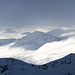 Zurück am Sattel zwischen Piz Sesvenna und Foratrida. In Richtung Nordosten sieht man auf die verschneite Bergwelt Tirols.