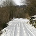 Prima parte di salita lungo la stradina asfaltata, coperta da un sottilissimo strato di neve