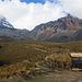Nach fünf Stunden erreiche ich wieder den Ausgangspunkt und Parkplatz La Virgen (3960m). Links ist der Illiniza Sur (5263m) und rechts der bestiegene Illiniza Norte (5116m) die durch den Sattel La Ensillada / Cutucucho getrennt werden.