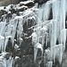Ai lati della strada è pieno di bellissime stalattiti di ghiaccio