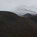 Nach der ersten etwas steileren Hälfte des Hüttenaufstieges steht das Refugio José Félix Ribas (4800m) vor einem. Der Gipfel vom Cotopaxi (5897m) war während unseres Aufstieges immer noch in den Wolken.