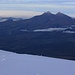 Aussicht vom Cotopaxi (5897m) nach Westen zu den Fünftausender Los Illinizas. Leinks ist der höhere Südgipfel Illiniza Sur (5263m), rechts der Illinza Norte (5116m).