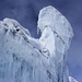 Eiswelten am Cotopaxi.<br /><br />Da die Normalroute nicht schwierig ist kann man während des Abstiegs jeden Meter die wunderschönen Gletscherformationen geniessen.
