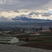 Sicht bei der Fahrt nach Baños von der Umfahrungungstrasse nach  Ambato (2570m). Am Horizont beherrscht der Carihuairazo das Stadtbild, sine höchsten Gipfeln sind der Máxima (5018m) und der Mocha (4960m).