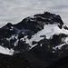 Der stark erodierte erloschene Vulkan Carihuairazo mit seinem Gipfelturm Máxima (5018m). Der Berg hat von allen Eisbergen Ecuadors in den lezten Jahrzehnten am meisten unter Gletscherschwund gelitten. Bis vor einigen Jahren konnt man über Eis zum höchsten Punkt aufsteigen. Nachdem das Eis im Gipfelbereich abgeschmolzen war, wurde der Berg zu einem der am schwierigsten besteigbaren Gipfel Ecuadors!