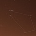 Das Herbststernbild Tukan (Tucana) liegt tief am Südhimmel und bleibt deshalb von Europa unsichtbar. Um das ganze Sternbild zu sehen muss man südlicher als 15°N stehen, so kann man den Tukan vollständig von Senegal, Panama oder Südindien über dem Südhorizont beobachten. Die wichtigsten Sterne sind:<br /><br />α Tuc:<br />Helligkeit 2,87mag; Entfernung 199Lj.; Spektrum K3III; 2,7-fache Sonnenmasse; 37-facher Sonnendurchmesser; 424-fache Sonnenleuchtkraft; der Stern wird im 7,5-fachen Abstand Sonnen-Erde in 4197,7 Tagen von einem unsichtbaren Zwergstern umkreist.<br /><br />γ Tuc:<br />Helligkeit 3,99mag; Entfernung 75,3Lj.; Spektrum F1V; 1,55-fache Sonnenmasse; 3-facher Sonnendurchmesser; 11,3-fache Sonnenleuchtkraft; Rotationsdauer 1,4 Tage<br /><br />ζ Tuc:<br />Helligkeit 4,23mag; Entfernung 28,0Lj.; Spektrum F9,5V; 0,99-fache Sonnenmasse; 1,08-facher Sonnendurchmesser; 1,26-fache Sonnenleuchtkraft; der Stern ist in einem Abstand von 2,3 Erdbahnradien von einem Staubring umgeben.<br /><br />β¹/β² Tuc:<br />Vierfachsystem mit zwei engen Doppelsternen; β¹ Tuc besteht aus den Sternen A und B, β² Tuc aus den Sternen C und D; AB ist von CD 27,1"/168° entfernt und mit einem Feldstecher zu trennen; AB hat eine Helligkeit von 4,36mag, CD von 4,53mag; AB und CD kreisen in 155000 Jahren um den gemeinsamen Schwerpunkt; Entfernung 140Lj. <br />AB: 4,36/13,5mag; 2,6"/153°; Umlaufzeit 700 Jahre; Spektrum B9V/M3V<br />CD: 4,60/6,54mag; 0,3"/153°; Umlaufzeit 45,4 Jahre; Spektrum A2V/A7V<br />Sonnenmassen: 2,5M⊙ (A) / 2,0M⊙ (C) / 1,7M⊙ (D)<br />Sonnendurchmesser: 1,74D⊙ (A) / 1,7D⊙ (C) / 1,5D⊙ (D)<br />Sonnenleuchtkraft: 40L⊙ (A) / 17 L⊙ (C) / 8L⊙ (D)<br /><br />ε Tuc:<br />Helligkeit 4,49mag; Entfernung 374Lj.; Spektrum B9IV; 4-fache Sonnenmasse; 3,0-facher Sonnendurchmesser; 389-fache Sonnenleuchtkraft<br /><br />δ Tuc:<br />Helligkeit 4,50v?mag; Entfernung 267Lj.; Spektrum B9,5V; in 7,1"/279° steht ein 8,73mag heller Stern (Spektrum F5III) der zufällig in der gleichen Richtung steht aber viel weiter entfernt ist, man erkennt ihn in einem kleinen Teleskop.<br /><br />β³ Tuc:<br />Doppelstern, gemeinsame Helligkeit 5,07mag; Entfernung 151Lj.; Spektrum A0V und A2V. Die beiden Sterne (5,8/6,0mag) sind wegen dem extrem kleinen Abstand von 0,1"/171° nur in professionellen Teleskopen zu trennen.<br /><br />Der Kugelsternhaufen 47 Tuc ist mit 4,91mag der zweithellste am Himmel. Die 1000000 Sterne haben eine Entfernung von 17100 Lichtjahre, der Durchmesser ist 30,9' was in Wirklichkeit 120 Lichtjahre sind. <br /><br />Leider sind die Sterne auf dem Foto wegen nicht optimaler Fokusierung etwas verwaschen.