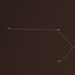 Das aus nur schwächeren Sternen bestehende Sternbild Bildhauer (Sculptor). Es ist vom Alpenraum im Herbst vollständig tief über dem Südhorizont zu beobachten. Die wichtigsten Sterne vom Bildhauer sind:<br /><br />α Scl:<br />Helligkeit 4,31-4,35mag; Entfernung 672Lj.; Spektrum B7IIIp; 5,5-fache Sonnenmasse; 7-facher Sonnendurchmesser; 1700-fache Sonnenleuchtkraft; Rotationsdauer 21,652 Tage; der Stern variiert gering seine Helligkeit mit einer Periode von 19,4 Tagen was aber von Auge nicht wahrgenommen werden kann, er gehört zum Veränderlichen-Typ SX Ari.<br /><br />β Scl:<br />Helligkeit 4,38mag; Entfernung 178Lj.; Spektrum B9,5IVpeMnHgEu; 3,1-fache Sonnenmasse; 2-facher Sonnendurchmesser; 82-fache Sonnenleuchtkraft<br /><br />γ Scl:<br />Helligkeit 4,41mag; Entfernung 179Lj.; Spektrum K1III; 1,6-fache Sonnenmasse; 13-facher Sonnendurchmesser; 74-fache Sonnenleuchtkraft<br /><br />δ Scl:<br />Helligkeit 4,59mag; Entfernung 143Lj.; Spektrum A0V; 2,3-facher Sonnendurchmesser; 29-fache Sonnenleuchtkraft; Der Stern hat zwei Begleiter, B ist nur in grossen Teleskopen zu sehen, für C genügt ein lichtstarker Felsdtecher. C ist ein oranger Zwergstern mit dem Spektrum K1V.<br />AB: 4,59/11.6mag; 3,5"/239°<br />AC: 4,59/9,37mag; 73,8"/297°