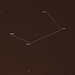 Das aus nur schwächeren Sternen bestehende Sternbild Chemischer Ofen (Fornax). Es ist vom Alpenraum im Spätherbst und anfangs Winter vollständig tief über dem Südhorizont zu beobachten. Die wichtigsten Sterne vom Fornax sind:<br /><br />Dalim (α For):<br />Doppelstern mit einer Umlaufzeit von 314 Jahren, gemeinsame Helligkeit 3,85mag (einzelsterne 3,98/7,19v?mag); Entfernung 46,0Lj.; um beide Sterne im Abstand 5,2"/300° zu sehen braucht man ein mittelgrosses Fernrohr; Spektrum F8IV und G7V; 1,25- und 0,75-fache Sonnenmassen; 2,04-facher Sonnendurchmesser für den Hauptstern; 4- und 0,5-fache Sonnenleuchtkraft.<br /><br />β For:<br />Helligkeit 4,45mag; Entfernung 169Lj.; Spektrum G8IIIb; ,.65-fache Sonnenmasse; 11-facher Sonnendurchmesser; 47-fache Sonnenleuchtkraft; der Stern hat im Abstand 4,8"/67° einen 14,0mag hellen Begleiter für den es ein sehr grosses Teleskop braucht um ihn zu sehen.<br /><br />ν For:<br />Helligkeit 4,68-4,73mag; Entfernung 361Lj.; Spektrum B9,5IVsp(Si); 3,75-fache Sonnenmasse; 3,3-facher Sonnendurchmesser; 393-fache Sonnenleuchtkraft; der Stern variiert gering seine Helligkeit mit einer Periode von 1,8925 Tagen was aber von Auge nicht wahrnehmbar ist, er gehört zur Klasse der α CVn Veränderlchen.<br /><br />κ For:<br />Helligkeit 5,19mag; Entfernung 71Lj.; Spektrum G2V; 1,15-fache Sonnenmasse; 1,0-facher Sonnendurchmesser; 2-fache Sonnenleuchtkraft<br /><br />Leider sind die Sterne auf dem Foto wegen nicht optimaler Fokusierung etwas verwaschen.