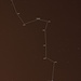 Der südlichste Teil des grossflächigen Sternbildes Eridanus das man grösstenteils von Mitteleuropa sehen kann. Acamar schaut dabei abends im Spätherbst oder Frühwinter im Alpenraum noch extrem knapp über den Südhorizont. Alle Sterne darunter bleiben von Mitteleuropa gesehen unsichtbar, darunter auch der hellste Stern Achernar am Südende. Um das ganze Sternbild zu sehen muss man südlicher als 32°N stehen, so kann man den Eridanus vollständig von Ägypten oder den Kanarischen Inseln über dem Südhorizont beobachten. Die wichtigsten Sterne im südlichen Teil des Eridanus sind:<br /><br />Achernar (α Eri):<br />Helligkeit 0,40-0,46mag; Entfernung 144Lj.; Spektrum B3Vpe; 7-fache Sonnenmasse; 7,3-facher Sonnendurchmesser an den Polen und 11mal am Äquator, der Grund dafür ist die rasche Rotation von nur 1,5 Tage; 3150-fache Sonnenleuchtkraft; der Stern variiert seine Helligkeit periodisch in 1,263 Tagen, die Amplitude ist aber zu gering um sie von Auge festzustellen, er gehört zu Klasse der Be-Veränderlichen. Achernar hat in 5,8"/200° einen lichtschwachen 14,0mag Begleiter den man nur in sehr grossen Teleskopen sehen kann.<br /><br />Acamar (ϑ Eri):<br />Doppelstern in 161 Lichtjahren mit einer gemeinsamen Helligkeit von 2,88mag, die Einzelsterne (3,18/4,11mag) erkennt man in einem kleinen Fernrohr im Abstand 8,4"/91°. Spektrum A4III/A1V; 2,6+2,4 Sonnenmassen und 108+46mal grössere Sonnenleuchtkraft; der Hauptstern hat den 16,0-fachen Sonnendurchmesser<br /><br />φ Eri:<br />Helligkeit 3,56mag; Entfernung 155Lj.; Spektrum B8IV-V<br /><br />χ Eri:<br />Helligkeit 3,69v?mag; Entfernung 57Lj.; Spektrum G5IV<br /><br />ι Eri:<br />Helligkeit 4,11mag; Entfernung 145Lj.; Spektrum K0III<br /><br />g Eri:<br />Helligkeit 4,17mag; Entfernung 210Lj.; Spektrum G8III<br /><br />κ Eri:<br />Helligkeit 4,24mag; Entfernung 528Lj.; Spektrum B5IV<br /><br />e Eri:<br />Helligkeit 4,26mag; Entfernung 19,71Lj.; Spektrum G8V; 0,97-fache Sonnenmasse; 0,92-facher Sonnendurchmesser; 0,62-fache Sonnenleuchtkraft. e Eri bestzt drei bekannte Planeten!<br />Planet e Eri b: 0,0085 Jupitermassen; Umlaufzeit 18,315 Tage<br />Planet e Eri c: 0,0076 Jupitermassen; Umlaufzeit 40,114 Tage<br />Planet e Eri d: 0,015 Jupitermassen; Umlaufzeit 90,309 Tage<br /><br />y Eri:<br />Helligkeit 4,57mag; Entfernung 219Lj.; Spektrum K0III<br /><br />s Eri:<br />Helligkeit 4,74mag; Entfernung 130Lj.; Spektrum A2V; in grossen Teleskopen sind zwei lichtschwache Begleiter zu sehen.<br />AB: 4,74/14,5mag; 25,3"/8°<br />AC: 4,74/14,7mag; 29,5"/100°