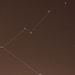 Das Sternbild Kleine Wasserschlange (Hydrus) steht sehr tief am Südsternhimmel und bleibt in Europa unsichtbar. Um das ganze Sternbild zu sehen muss man südlicher als 8°N stehen, so kann man es über dem Südhorizont im Herbst in Malaysia, Kenia oder wie hier fotografiert in Ecuador sehen. Die wichtigsten Sterne der Kleinen Wasserschlange sind:<br /><br />β Hyi:<br />Helligkeit 2,82v?mag; Entfernung 24,33Lj.; Spektrum G2IV; 1,08-fache Sonnenmasse; 1,81-facher Sonnendurchmesser; 3,49-fache Sonnenleuchtkraft, Rotationsdauer 26 Stunden<br /><br />α Hyi:<br />Helligkeit 2,86mag; Entfernung 71,8Lj.; Spektrum F0IV; 2,0-fache Sonnenmasse; 1,8-facher Sonnendurchmesser; 32-fache Sonnenleuchtkraft, Rotationsdauer 29 Tage<br /><br />γ Hyi:<br />Helligkeit 3,26v?mag; Entfernung 214Lj.; Spektrum M2III; 1,7-fache Sonnenmasse; 60-facher Sonnendurchmesser; 655-fache Sonnenleuchtkraft, Rotationsdauer 101 Tage<br /><br />δ Hyi:<br />Helligkeit 4,08mag; Entfernung 135Lj.; Spektrum A3V; 1,45-fache Sonnenmasse; 34-fache Sonnenleuchtkraft<br /><br />ε Hyi:<br />Helligkeit 4,12mag; Entfernung 153Lj.; Spektrum B9IV<br /><br />Leider sind die Sterne auf dem Foto wegen nicht optimaler Fokusierung etwas verwaschen.