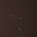 Das kleine Sternbild Grabstichel (Caelum) enthält nur schwächere Sterne und ist vom Alpenraum nur etwa zur Hälfte im Winter über dem Südhorizont zu sehen. Um das ganze Sternbild zu sehen muss man südlicher als 41°N stehen, zum Beispiel im Süden Spaniens, in Süditalien oder in Griecheland. Die wichtigsten Sterne vom Grabstichel sind:

α Cae:
Helligkeit 4,44mag; Entfernung 65,7Lj.; Spektrum F2IV; 1,48-fache Sonnenmasse; 1,3-facher Sonnendurchmesser; 5,2-fache Sonnenleuchtkraft; α Cae wird von einem lichtschwachen, nur 12,5v?mag hellen Roten Zwerg (Spektrum M0.5V) in 130 Jahren umkreist, der aktuelle Abstand ist 7,5"/137° wofür man ein grosses Teleskop braucht um den Begleiter zu sehen.

γ¹ Cae:
Doppelstern, gemeinsame Helligkeit 4,55mag; Entfernung 185Lj.; Spektrum K2III. Für die Trennung der Sterne ist ein mittelgrosses bis grosses Fernrohr nötig; 4,71/8,17v?mag; 3,2"/305°

β Cae:
Helligkeit 5,04mag; Entfernung 90,2Lj.; Spektrum F3IV; 1,49-fache Sonnenmasse; 1,7-facher Sonnendurchmesser; 6,4-fache Sonnenleuchtkraft

δ Cae:
Helligkeit 5,07mag; Entfernung 710Lj.; Spektrum B2IV-V; 7,7-fache Sonnenmasse; 3,9-facher Sonnendurchmesser; 2580-fache Sonnenleuchtkraft

Leider sind die Sterne auf dem Foto wegen nicht optimaler Fokusierung etwas verwaschen.
