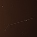 Das Sternbild Schwertfisch (Dorado) steht sehr tief am Südsternhimmel und bleibt in Europa unsichtbar, lediglich der nördlichste Teil um γ Dor kann von von Kreta oder Zypern sehen. Um das ganze Sternbild zu sehen muss man südlicher als 20°N stehen, so kann man es über dem Südhorizont im Winter in Südindien, Senegal oder Jamaica sehen. Die wichtigsten Sterne des Schwertfisches sind:<br /><br />α Dor:<br />Dreifachstern, gesammte Helligkeit 3,26-3,30mag; Entfernung 176Lj. A und B umkreisen sich in 12,1 Jahren auf einer sehr ellipsoiden Bahn im Abstand von 1,9 und 17,5 Errdbahnradien. Dass man AB trennen kann, braucht es sehr grosse Teleskope. Die Eigenschaften von AB sind: 3,62/4,57Mag; Spektrum A0IIIsp(Si)/B9IV; 3,0- und 2,7-fache Sonnenmasse; 2,8- und 1,9-fachen Sonnendurchmesser; 157- und 68-fache Sonnenleuchtkraft; Stern A variiert schwach seine Helligkeit mit einer Periode von 2,943d, er gehört zur den α CVn Veränderlichen. Im Feldstecher erkannt man den 10,2mag hellen Stern C in 77,2"/94°.<br /><br />β Dor:<br />Helligkeit 3,46-4,08mag; Entfernung 1040Lj.; Spektrum F4-G4Iab-II; 6,5-fache Sonnenmasse; 50- bis 60-facher Sonnendurchmesser; 3200-fache Sonnenleuchtkraft; der Stern gut erkennbar seine Helligkeit mit einer Periode von 9,8426 Tagen, er gehört zu den δ Cep Veränderlichen.<br /><br />γ Dor:<br />Helligkeit 4,23-4,27mag; Entfernung 66,2Lj.; Spektrum F0V-F5V; 1,57-fache Sonnenmasse; 1,70-facher Sonnendurchmesser; 7,00-fache Sonnenleuchtkraft; der Stern ist der Prototyp der γ Dor Veränderlichen, er variiert seine Helligkeit mit einer Periode von 0,757031 Tagen, jedoch ist die Amplitude so klein dass man von Auge nichts wahrnemen kann.<br /><br />δ Dor:<br />Helligkeit 4,34mag; Entfernung 145Lj.; Spektrum A7V; 1,35-fache Sonnenmasse; 2,1-facher Sonnendurchmesser; 33-fache Sonnenleuchtkraft