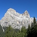 Die riesiger und geschlossener Kalkblock des Monte Pelmo.Die Haupgipfel ist dahinter von Spalla Sud(3061m)-mittelinks,Spalla Est(3024m)-rechts im Bild.