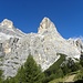 Ein wunderschöner Berg, der Monte Pelmo,3168m.Über des Grassband,beginnt es der berühmte Cengia di Ball, es geht nach links zur Passo del Gatto.