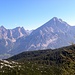 Genau in Bildmitte liegt es sich Forcella Piccola,2120m, zwischen Cima Bel Pra(2917m) und Cima Scooter(2800m)-links und Monte Antelao(3264m)-rechts,ubers San Vito di Cadore.Wir bekommen auch dort?
