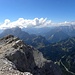Rückblick zum ''flachen'' Gipfelgrat des Pelmo, mit Civetta und Marmolada im Hintergrund(und Alleghesee dazwischen), Passo Staulanza, rechts unten.